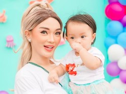7 Foto Manglingi Zaskia Gotik di Acara Ultah Anak, Dipuji Bak Barbie Hidup