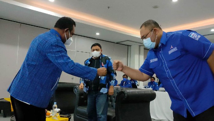 AHY Tularkan Kesetiaan Kader Demokrat Papua Barat Ketua Umum Partai Demokrat Agus Harimurti (AHY) terus menyuarakan kesetiaan dan kekompakan pada kader Partai Demokrat. Seperti yang disuarakan dalam musda Demokrat di Papua Barat.