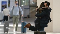 Pasangan yang sudah bertunangan ini pun akhirnya bisa bertemu kembali dan saling menyapa di Bandara Internasional Newark Liberty. (AP)
