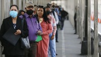 Orang-orang kembali bisa menyeberang melalui jembatan internasional Paso del Norte. (AP)