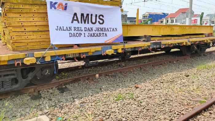 Alat material untuk siaga (AMUS) milik PT KAI Daop 1 Jakarta.