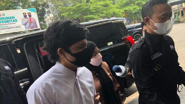 Atta Halilintar ditemani istrinya, Aurel Hermansyah mendatangi Polres Jaksel, Selasa (9/11/2021).