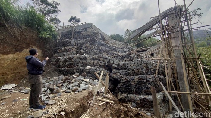 Bangunan ambruk di Majalengka.