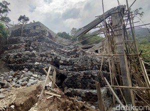 Proyek Gerai Wisata Panyaweuyan Ambruk