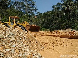 Banjir Batu Tutup Akses Jalan Dua Desa di Pacitan