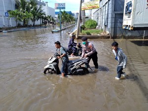 Rob di Muara Baru Belum Surut, Tinggi Air hingga 40 Cm