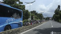 Guna mengantisipasi terjadinya antrean panjang kendaraan, motor dan mobil yang melintas pun dialihkan ke jalur TransJakarta.