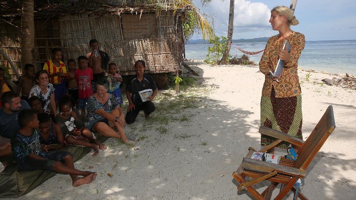 Wisatawan Belanda Iris Uijttewaal (baju batik) mengajari anak-anak Arborek bahasa Indonesia dan Inggris.