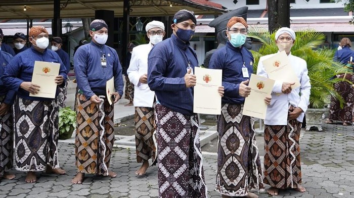 Bupati Bantul Abdul Halim Muslih dan Wakil Bupati Bantul Joko B Purnomo menerima gelar dari Keraton Ngayogyakarta Hadiningrat.