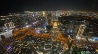 Foto: Pengunjung menikmati pemandangan dari lantai 124 dan 125 Burj Khalifa. (Idham-detikcom)