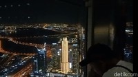 Foto: Pengunjung memotret dari lantai 124 Burj Khalifa. (Idham-detikcom)