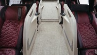 Di bagian belakang ada 8 suites cabin yang dilengkapi dengan fitur-fitur layaknya VIP bus. Fitur mewah seperti bus VIP pada bus ini antara lain 150 derajat seat reclining, USB Charger, individual lamp, cup holder, dengan monitor LCD layar sentuh yang memanjakan penumpang selama perjalanan. Foto: Daimler Commercial Vehicles Indonesia
