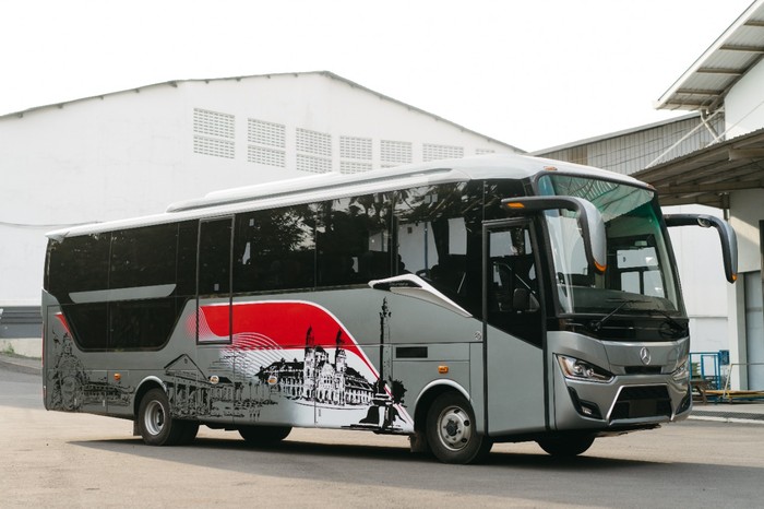 Bus Suites Combi Laksana Berbasis Mercedes-Benz OF 917