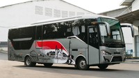 Dari eksterior, Suites Combi Bus ini menampilkan livery khas Kota Semarang. Body bus didesain dengan menuangkan gambar landmark Kota Semarang. Foto: Daimler Commercial Vehicles Indonesia