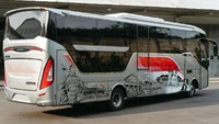 Direktur Teknik Karoseri Laksana, Stefan Arman, mengatakan kenyamanan untuk penumpang tidak perlu diragukan. Guncangan bus menjadi lebih lembut saat melewati jalan yang terjal atau berbelok, sehingga perjalanan jauh tidak melelahkan. Foto: Daimler Commercial Vehicles Indonesia