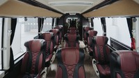 Laksana melengkapi bagian interior Mercedes-Benz OF 917 ini dengan desain Suites Combi yang memadukan konfigurasi suites cabin dan physical distancing seat. Laksana mengusung kombinasi konfigurasi 12 physical distancing seat. Foto: Daimler Commercial Vehicles Indonesia