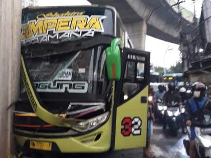 Bus tabrak tiang beton di Jl Ciledug Raya (dok. TMC Polda Metro)