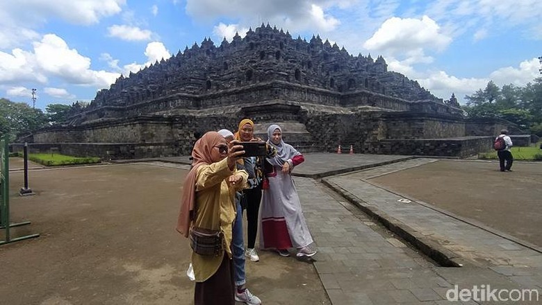 Pembangunan di kawasan Candi Borobudur, Magelang.