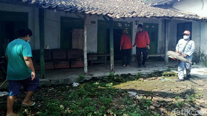 Cegah DBD Merebak, Permukiman Warga di Klaten Difogging Sejumlah rumah warga di kawasan Klaten didatangi petugas untuk fogging. Hal itu dilakukan sebagai salah satu upaya mencegah merebaknya DBD.