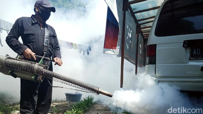 Sejumlah rumah warga di kawasan Klaten didatangi petugas untuk fogging. Hal itu dilakukan sebagai salah satu upaya mencegah merebaknya DBD.