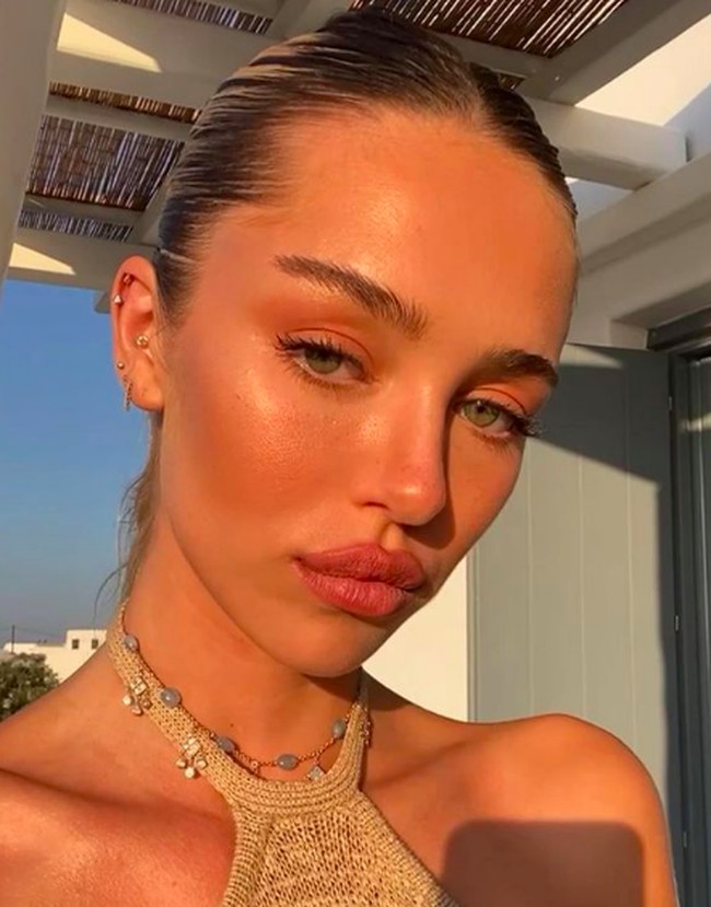 “Dengan penyakit yang tidak tampak ini, aku terlihat baik-baik saja, tapi sekaligus terasa sangat buruk,” ucapnya lagi. Foto: dok. Instagram/@delilahbelle