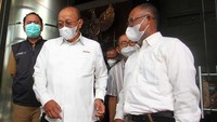 Proses penyerahan dokumen ini didampingi Bambang Widjojanto (BW) dan Adnan Pandu Praja selaku dua pimpinan KPK periode 2011-2015.