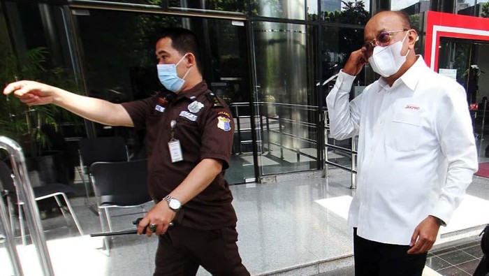 Didampingi BW, Pemprov DKI Serahkan Dokumen Formula E ke KPK Perwakilan Pemprov DKI Jakarta dan Dirut PT JakPro Widi Amanasto menyambangi KPK. Ditemani Bambang Widjojanto, mereka menyerahkan dokumen terkait Formula E.
