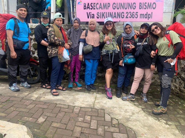 Emak-emak naik Gunung Bismo Emak-emak naik Gunung Bismo