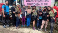 Ternyata tenaga emak tidak kalah dengan kaula muda. Selama pendakian bahwa dia berada paling depan. Top!