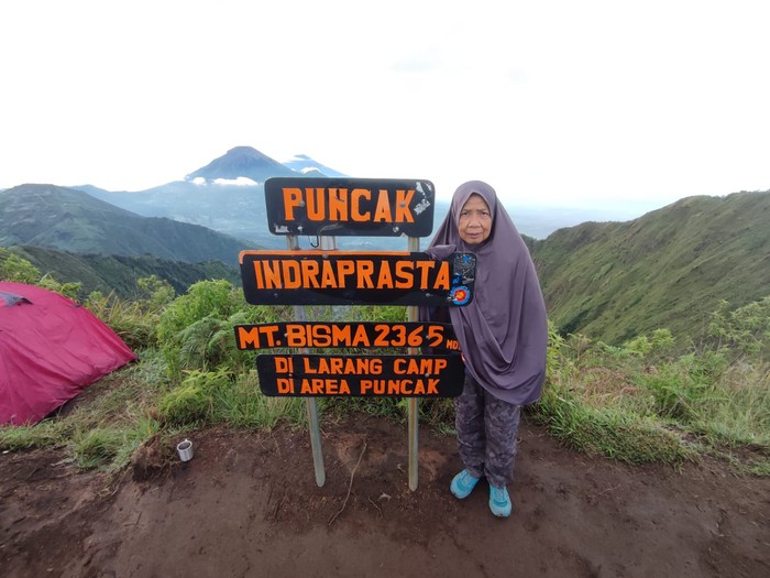 Emak-emak naik Gunung Bismo