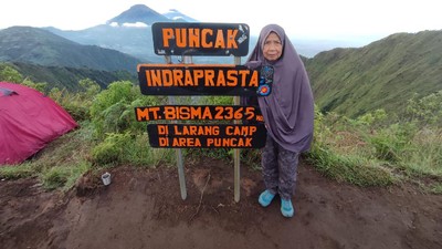 Potret Emak-emak Mendaki Gunung yang Lagi Viral