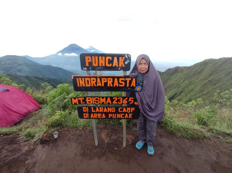 Potret Emak-emak Mendaki Gunung yang Lagi Viral