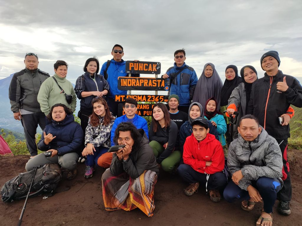 Emak-emak naik Gunung Bismo Emak-emak naik Gunung Bismo