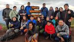 Potret Emak-emak Mendaki Gunung yang Lagi Viral