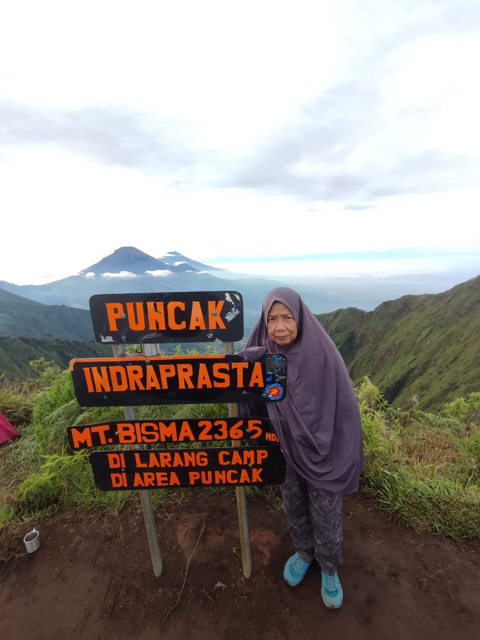 Emak-emak naik Gunung Bismo