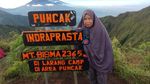 Potret Emak-emak Mendaki Gunung yang Lagi Viral