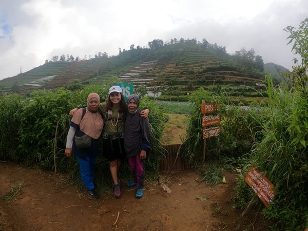Nama ibu ini adalah Indo Tuwo, dia telah berumur sekitar 60-an. Adapun video yang viral tersebut saat mereka mendaki Gunung Bismo yang ada di Wonosobo. Nama ibu ini adalah Indo Tuwo, dia telah berumur sekitar 60-an. Adapun video yang viral tersebut saat mereka mendaki Gunung Bismo yang ada di Wonosobo.