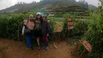 Potret Emak-emak Mendaki Gunung yang Lagi Viral