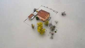 Jawara kategori Environments of the Future diraih Michele Lapini. Sebuah rumah terendam banjir Sungai Panaro di Lembah Po, Italia akibat hujan deras dan salju yang mencair. Kamera Hasselblad L1D-20c / DJI Mavic 2 Pro. Foto: Environmental Photographer of the Year