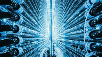 Juara kategori Sustainable Cities diraih oleh Simone Tramonte. Sebuah fotobioreaktor di fasilitas Algalif menghasilkan produk astaxanthin yang berkelanjutan. Islandia telah beralih dari bahan bakar fosil ke 100% listrik dan panas dari sumber terbarukan. Kamera: Nikon D810Foto: Environmental Photographer of the Year