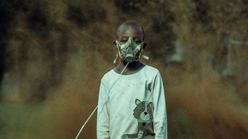 Juara kategori Climate Action diraih oleh Kevin Ochieng Onyango. Seorang anak laki-laki di Kenya menghirup udara dari tanaman dengan latar belakang badai pasir. Ini adalah gambaran dari efek perubahan iklim yang akan datang. Kamera: Nikon D7200. Foto: Environmental Photographer of the Year