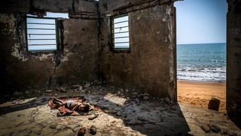 Environmental Photographer of the Year diraih oleh Antonio Aragon Renuncio. Menampilkan bocah yang tidur di di lantai rumahnya yang hampir runtuh akibat erosi di pantai Afidegnigba, Togo, Afrika Barat. Kamera: Sony Alpha A7 III Foto: Environmental Photographer of the Year