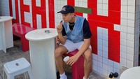Nongkrong di tempat kekinian, Fadly Faisal saat makan di Pizza Dealer. Tempat yang satu ini dikenal sebagai tempat nongkrongnya anak-anak milenial. Foto: Instagram: @fadlyfsl_