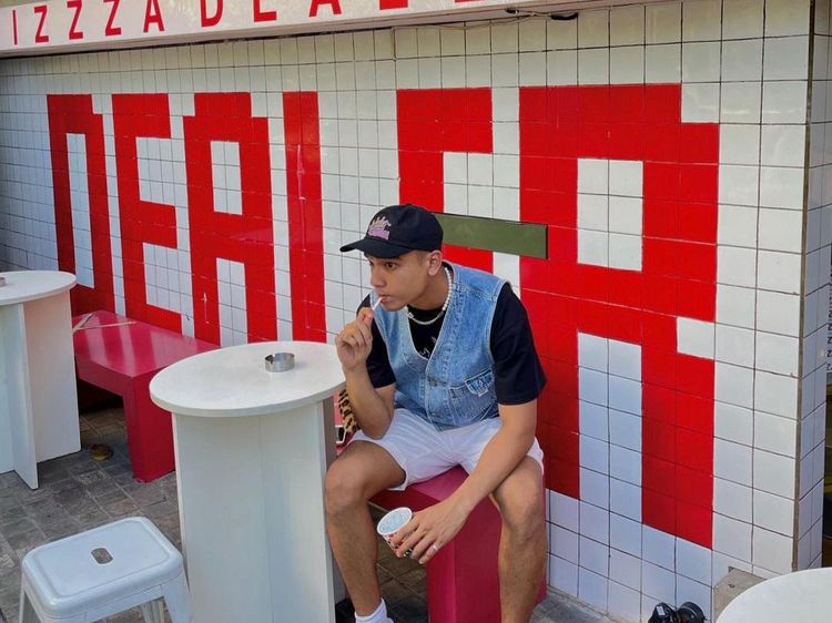 Pose Keren Fadly Faisal Saat Nongkrong di Gerai Pizza