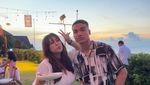 Pose Keren Fadly Faisal Saat Nongkrong di Gerai Pizza