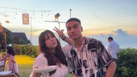 Nah, kalau yang satu ini adalah posenya saat makan bersama Maharani Kemala, seorang pengusaha yang mendapat julukan Crazy Rich Bali. Foto: Instagram: @fadlyfsl_