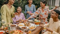 Posenya yang selalu ceria ini membuat netizen salah fokus. Termasuk juga keceriaannya saat makan besar bersama teman-temannya. Ada aneka lauk di sana. Foto: Instagram: @fadlyfsl_