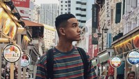 Posenya saat kulineran ini juga tak kalah mencuri perhatian. Ia berpose candid di tengah-tengah gerai makanan sambil memegang kaleng minuman cokelat. Foto: Instagram: @fadlyfsl_