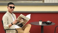 Dengan pose natular, memperlihatkan Fadly Faisal tengah duduk sambil membaca tabloid dan ditemani dengan secangkir kopi hangat. Foto: Instagram: @fadlyfsl_