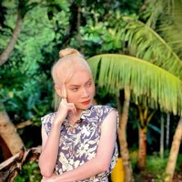 Anak pertama dari tujuh bersaudara ini mengaku jika warganet tidak percaya jika ia merupakan penduduk asli Papua. Hingga ia mengeluarkan bukti foto keluarga. Saya pernah mengalami hal yang kurang menyenangkan. Ketika banyak orang tidak percaya bahwa saya asli Papua. Tapi saya tetap meyakinkan mereka dengan menunjukkan foto keluarga atau menunjukkan orangtua saya kepada mereka, jelasnya geram. Foto: Dok. Instagram @herolenacrionsa.